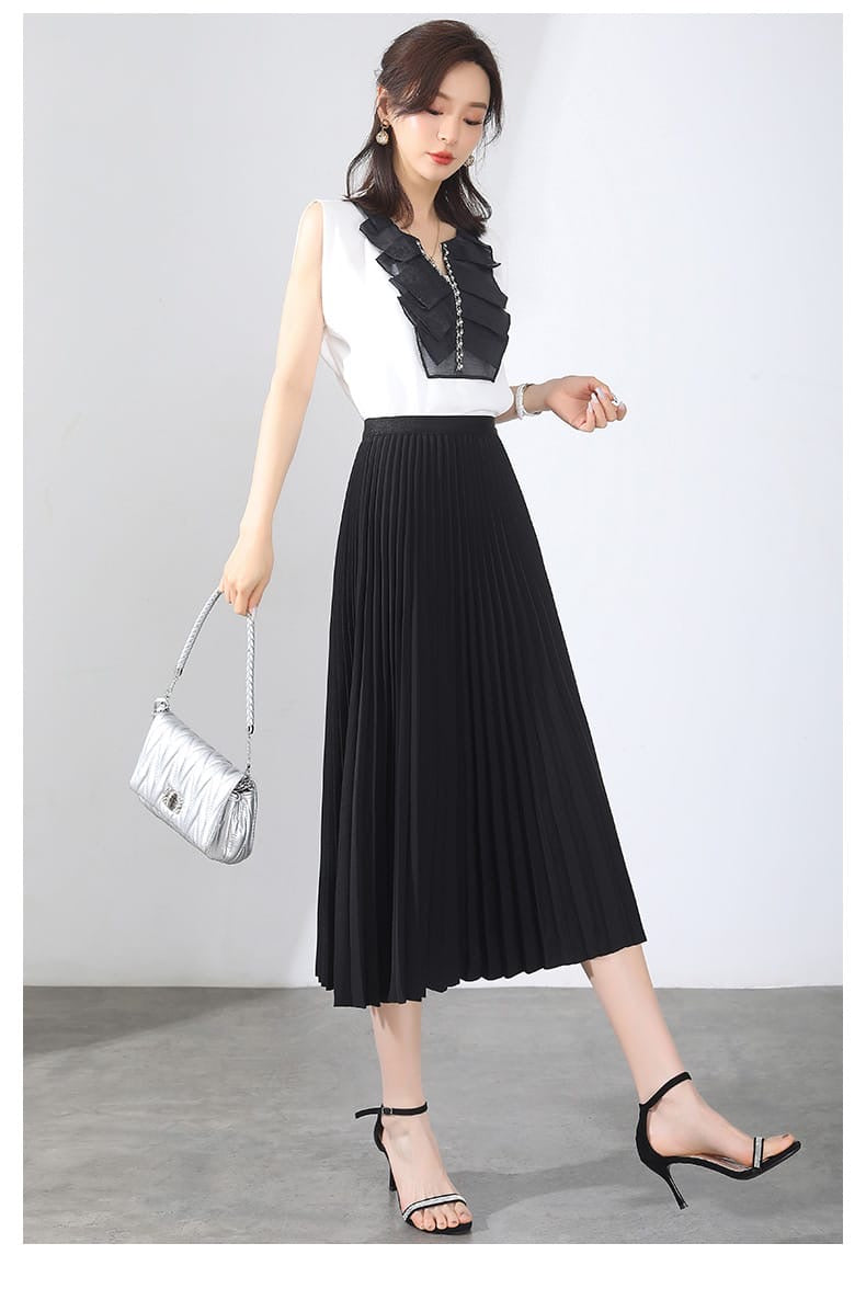 Monochrome pleated skirt black