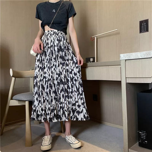 Pleated skirt printed